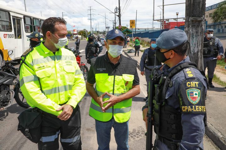 Operação da Prefeitura de Manaus ordena o trânsito na zona Leste