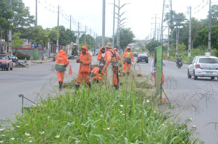 Prefeitura executa serviços de limpeza na avenida Nathan Xavier