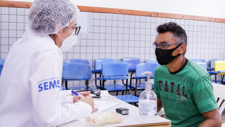 Médicos participantes de programa de residência da prefeitura fazem defesa de trabalhos acadêmicos