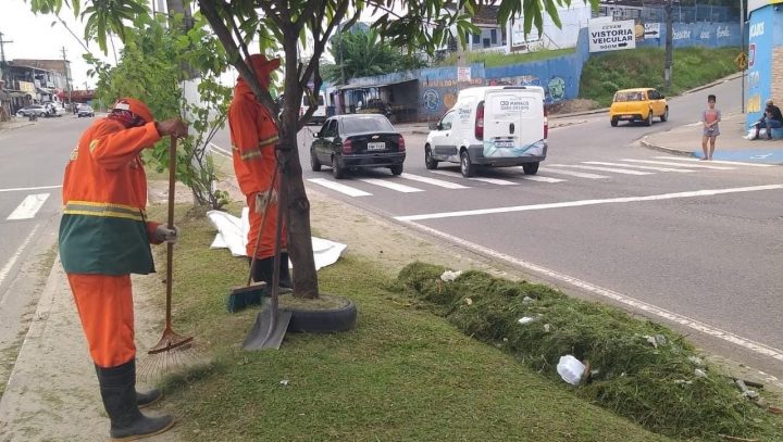 Serviços de limpeza e paisagismo são realizados pela prefeitura em vários pontos da cidade