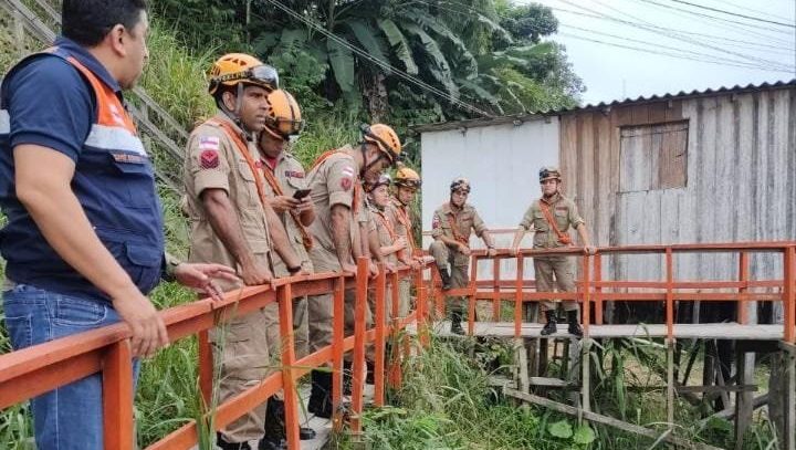 Alunos de curso do Corpo de Bombeiros participam de ocorrência da Defesa Civil