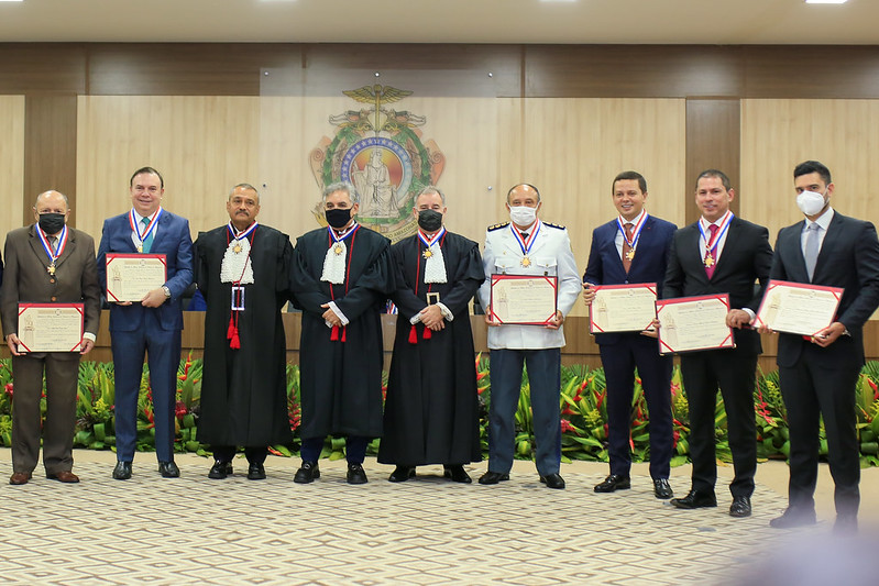 Proposto por vereador Afonso, advogado recebe Medalha de Ouro de Manaus